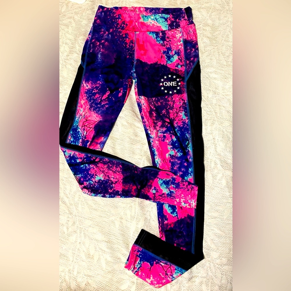 Small-medium leggings. Perfect for the gym or just everyday wear.